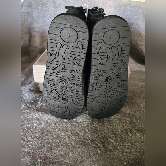 BEARPAW Phyllis In Black Furry Boots Women Size 9 *New In Box* - Picture 3 of 12